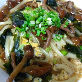 なめことわかめの卵うどん